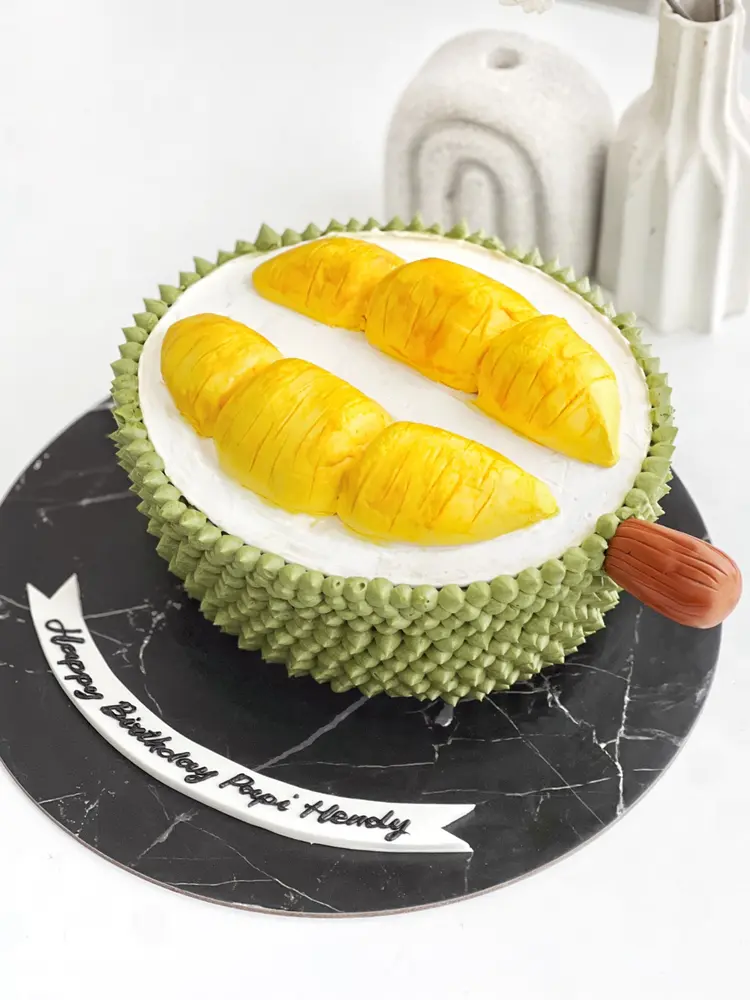 Cake berbentuk durian terbelah dengan daging buah kuning