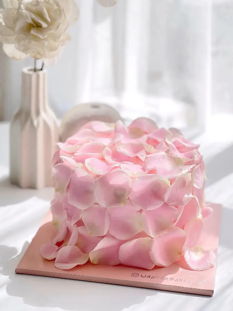 Cake berlapis kelopak mawar merah muda